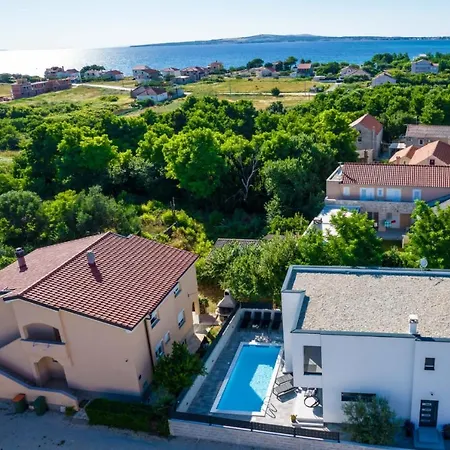 Luxury Venus With Heated Pool *