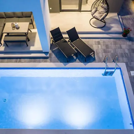Luxury Venus With Heated Pool