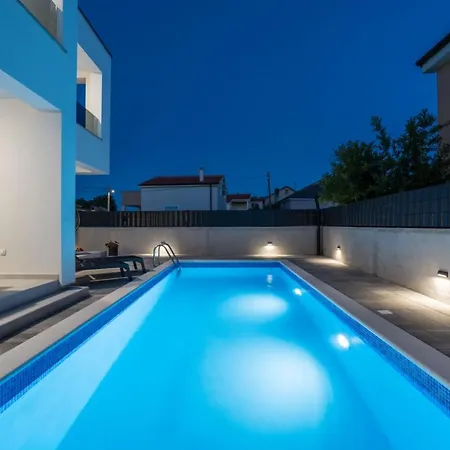 别墅 Luxury Venus With Heated Pool